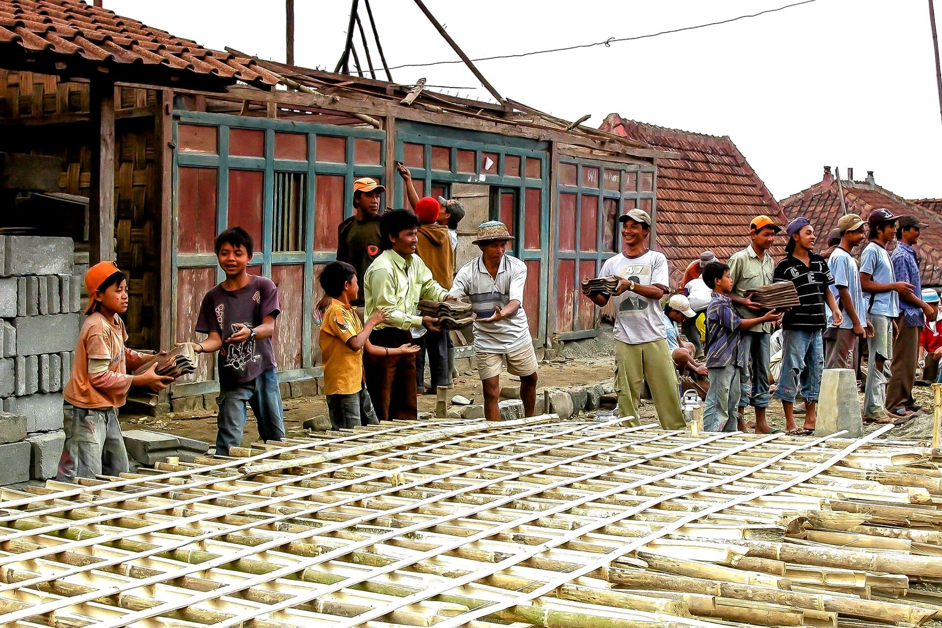 Warga bergotong royong