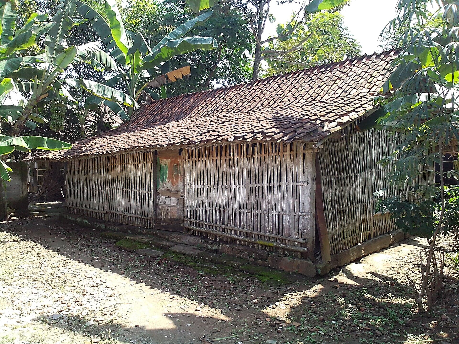 Rumah berdinding bambu yang menunggu dibedah